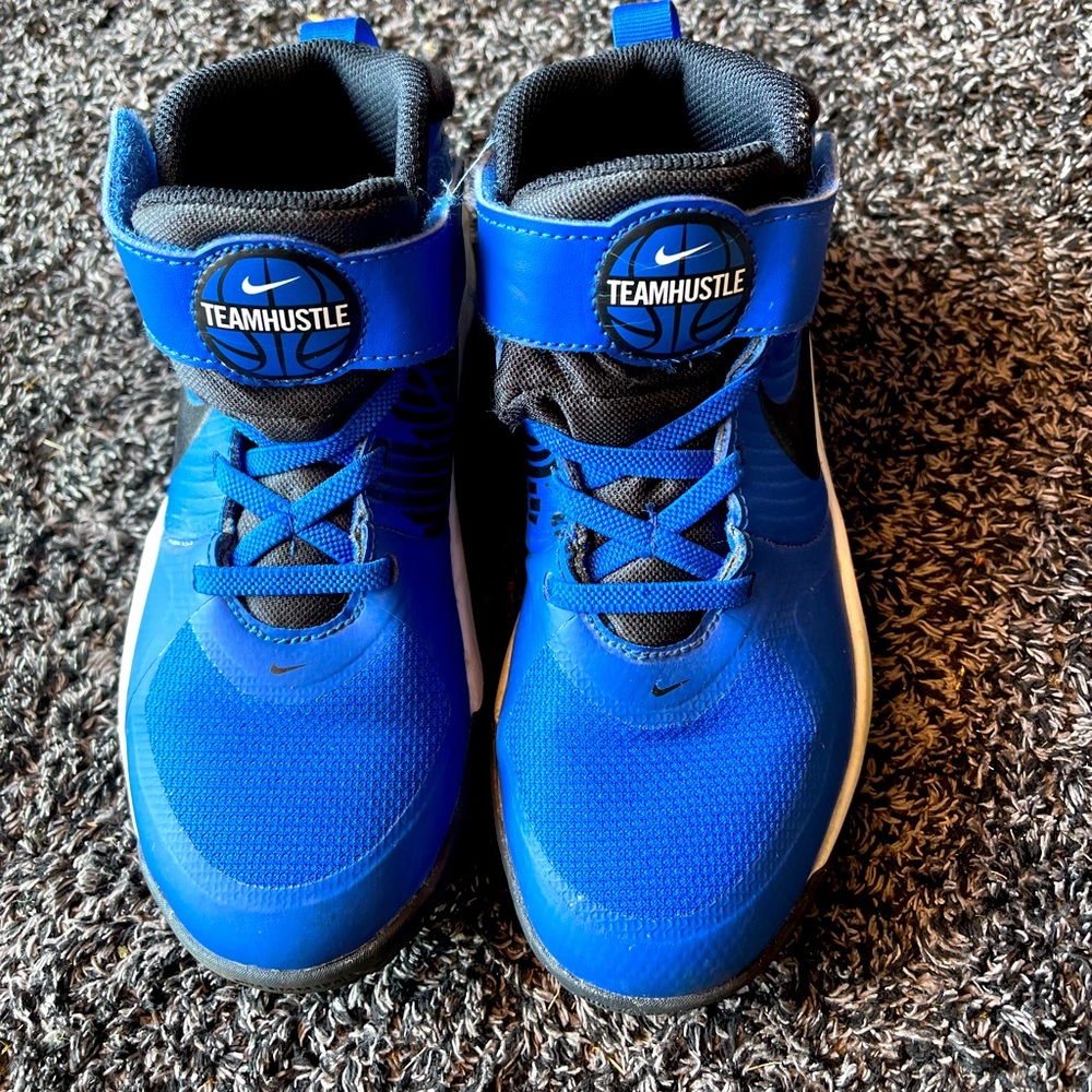 Nike Team Hustle Boys Basketball Sneakers